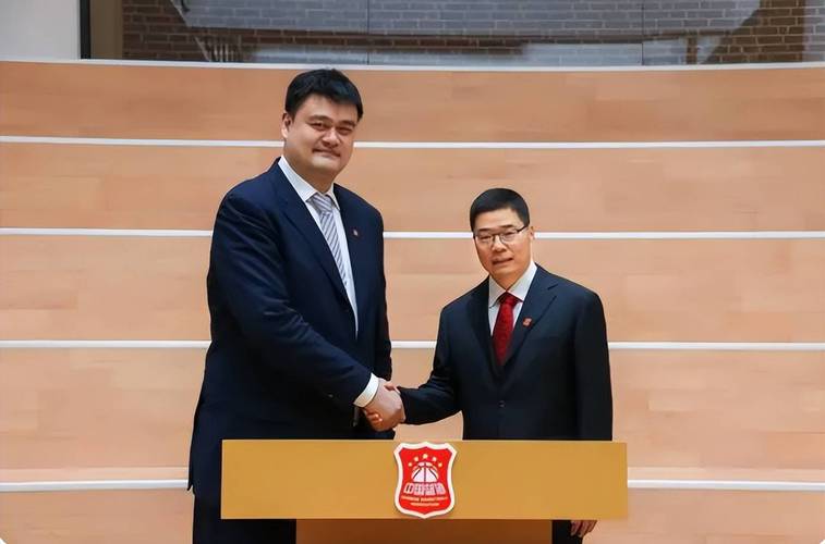 给新一代建议?姚明:我们都很少听父母意见 他们要走出自己人生