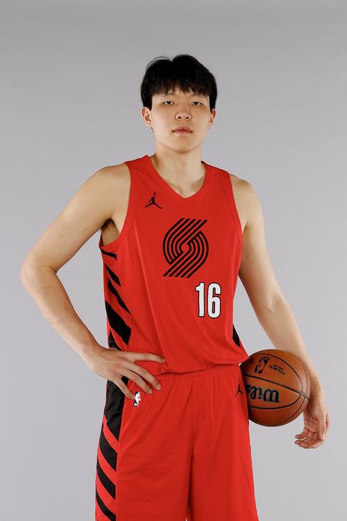 队记：如果杨瀚森继续发挥出色 球队会为他设计更多战术