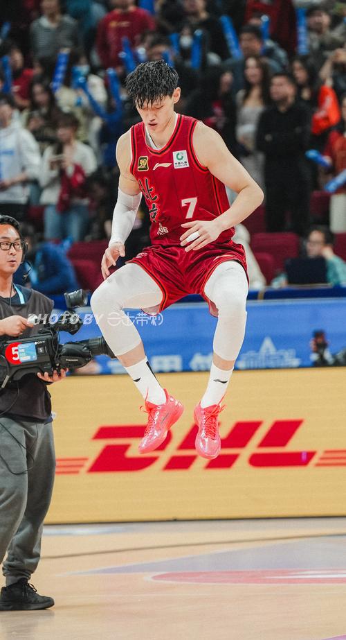 媒体人:小曾这次NBA之旅相信是学到不少东西 回家今年咱CBA争冠
