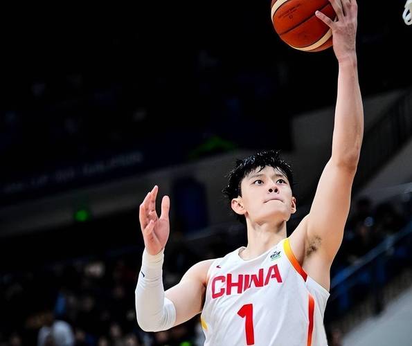 媒体人：裁掉曾凡博不是蔡老板的本意 小曾可留G联赛寻求双向合同
