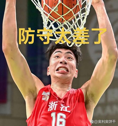余嘉豪:CBA有时外援拿球 其他人可能就站在边上看&忘了该做的事
