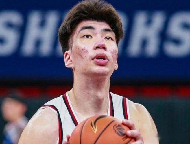 余嘉豪:西班牙联赛节奏很快 时间很短 所以容错率非常小