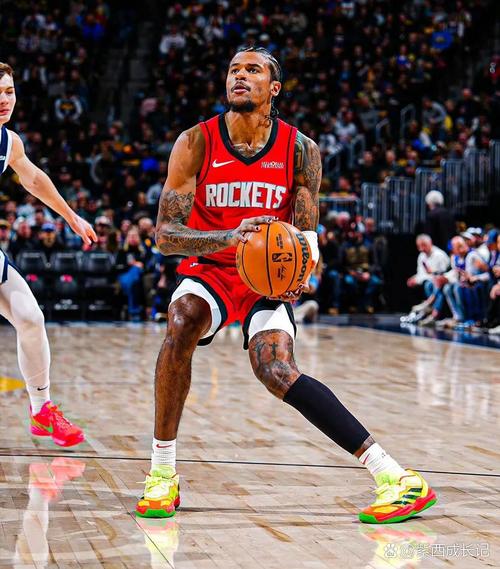 媒体人:如果我没记错火箭这套首发是NBA历史最高 之前是园区掘金