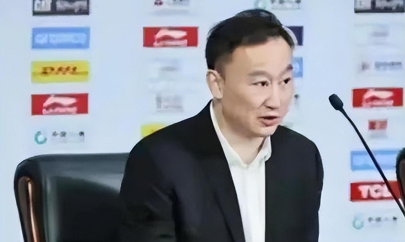 刘维伟:受俱乐部领导重托给杨瀚森带了件特殊礼物——手写笔记本