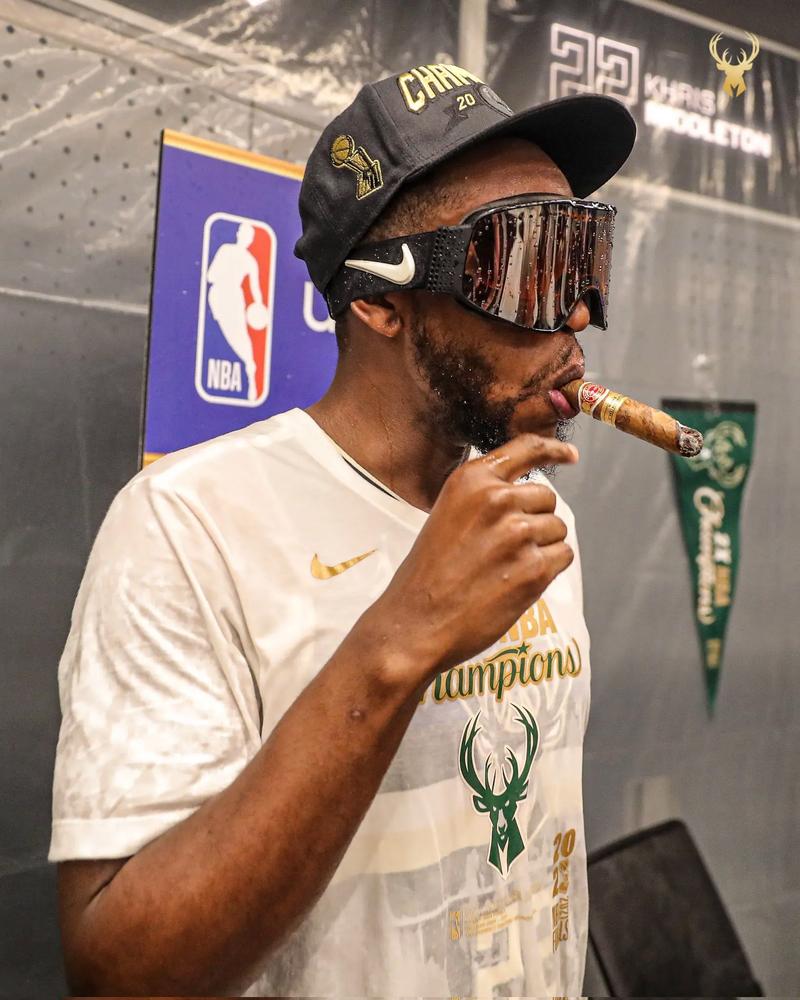 米德尔顿谈球迷穿他雄鹿22号球衣:无法用言语表达感激之情