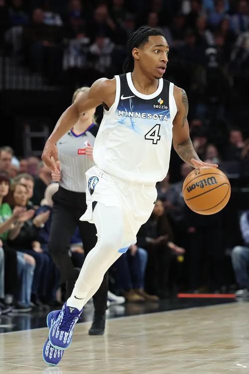 芬奇谈迪林厄姆未上场：现在还早 我会在排兵布阵上留出自由度