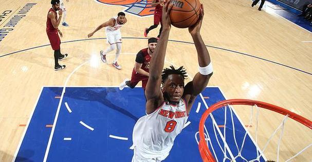 米切尔突破遭抢断&克拉克森反击飞身暴扣 尼克斯一波14-0打停骑士