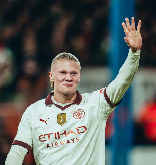 哈兰德在家使用红外线理疗促进血液循环,本人是吃货&烹饪爱好者