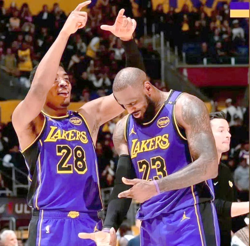 湖人旧将对飙！库兹马强攻英格拉姆抛进 后者篮下打中迅速回应