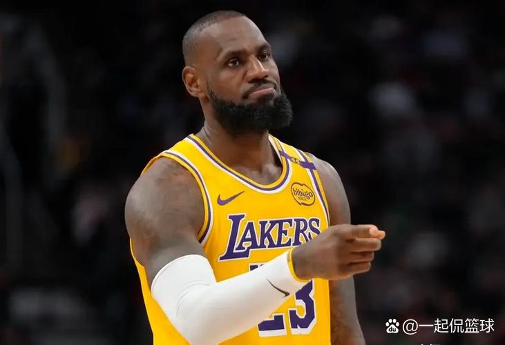 记者：人们普遍认为詹姆斯不会退役 明年会降薪与别队签短约争冠