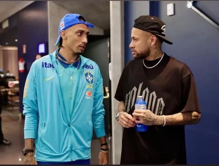 拉菲尼亚无缘国家德比，妻子社媒晒合照鼓励：永远在一起