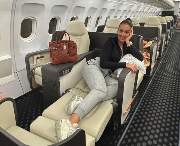 C罗3天工资而已……乔治娜公开私人豪华衣帽间 总价值达180万美元