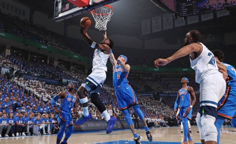 兰德尔出战30分钟 16中9&三分8中4砍下26分9板5助 出现3失误