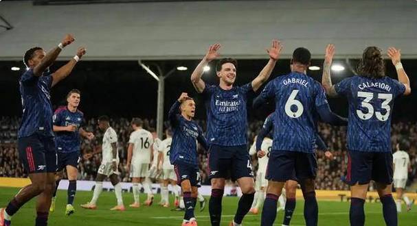 梦幻联动！字母哥在战胜尼克斯的比赛中模仿约克雷斯面具庆祝