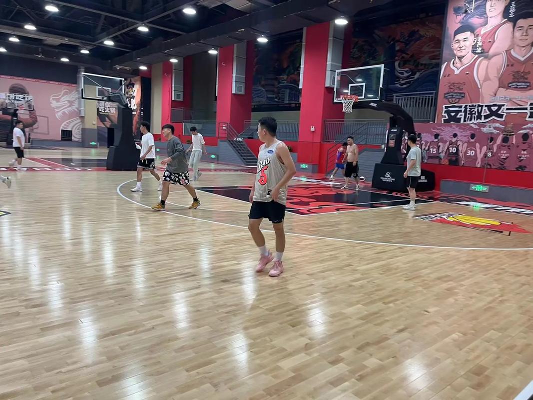 安德鲁-内姆哈德晒兄弟交换球衣照：首对在NBA打球的加拿大兄弟