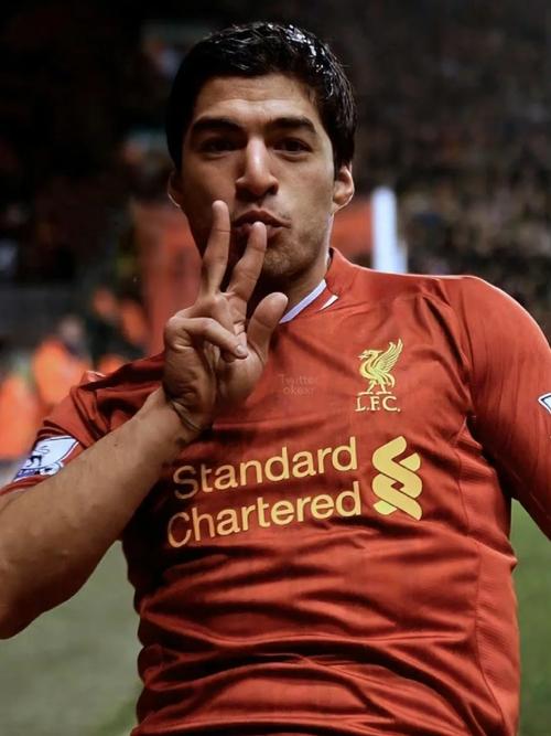 差一点！苏亚雷斯小角度打门，皮球击中立柱弹出