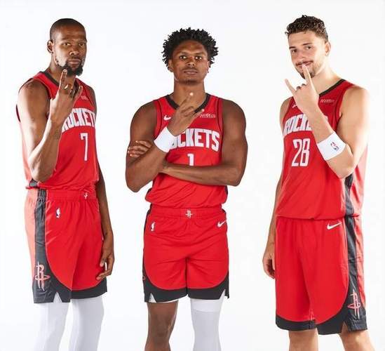 一本正经的海王！申京和奥科吉头球传球玩得正嗨 亚当斯直接抢断