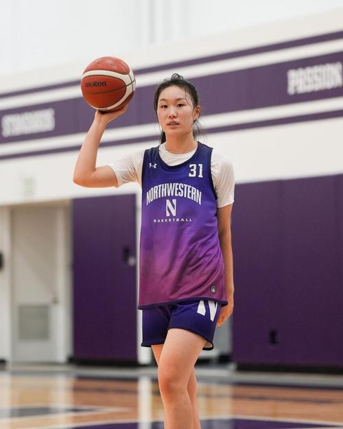 王芙蕖晒NCAA西北大学定妆照:新号码 第三年 享受球场💜