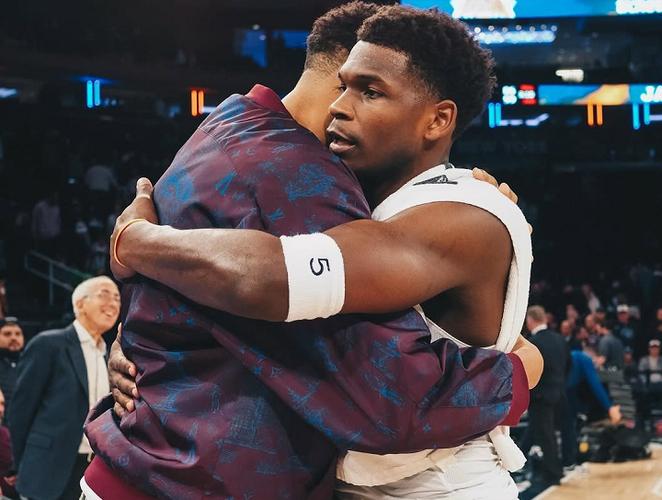 华子：今天我被唐斯隔扣了 他壮得离谱还比我高 这肯定需要人支援