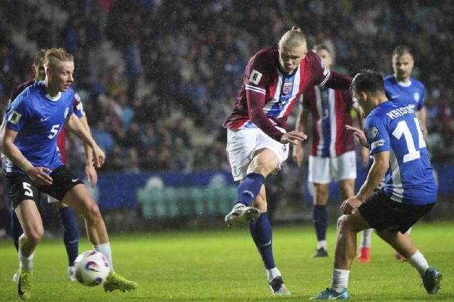 本届世预赛欧洲区奥亚萨瓦尔参与10粒进球，仅次于哈兰德和德佩