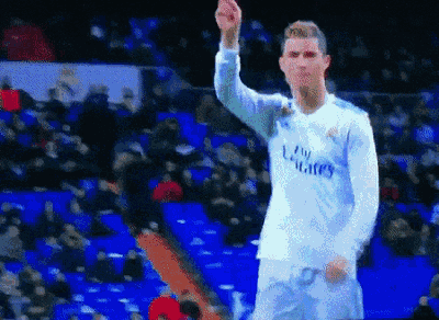 博格巴社媒晒身穿本泽马签名球衣照片，本泽马转发动态