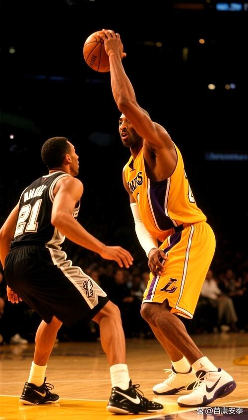 这球麦迪球迷熟！科比·怀特晃起麦科勒姆 对抗出手打成3+1