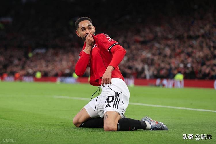 客战曼联打进制胜球！霍尔社媒晒庆祝照：为这支球队感到无比自豪