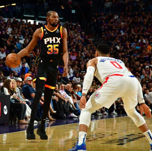 布克：吉莱斯皮影响力很关键防威少做得很棒 他每天都在努力训练