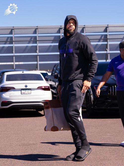 布克：马威在场上不断沟通快速奔跑 他是我们的防守支柱！