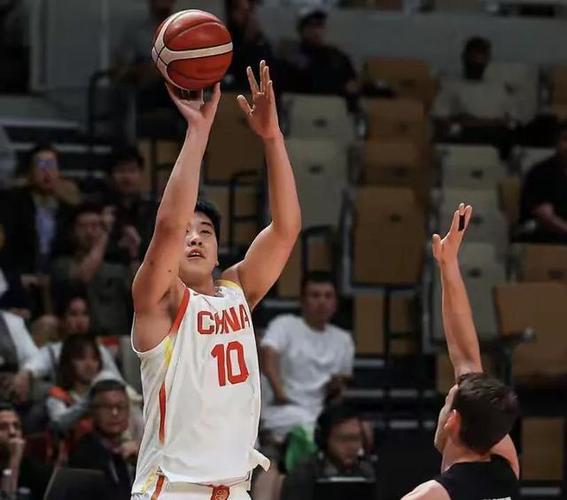 好好练级！王俊杰连续第二场得分上双集锦来啦 篮下拼抢能量十足