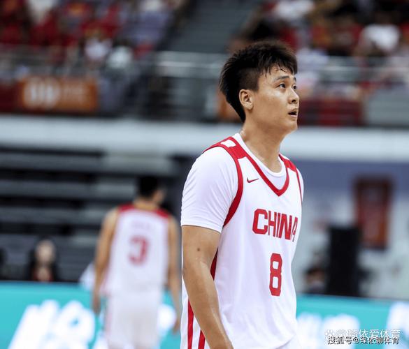 众人神情轻松！中国男篮已经抵达韩国 队长赵睿随队出征