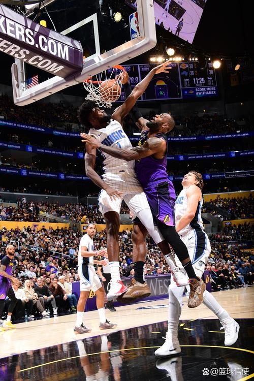 轻盈舒展！亚历山大-沃克抢断反击 背传杰伦·约翰逊单臂战斧劈扣